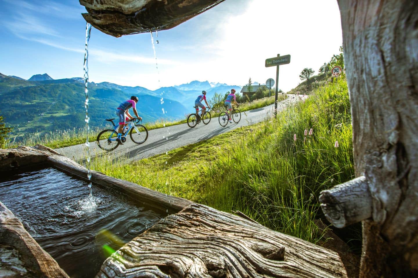 Cyclistes sur la route du Col du Granon face aux sommets des Alpes, Serre Chevalier Vallée