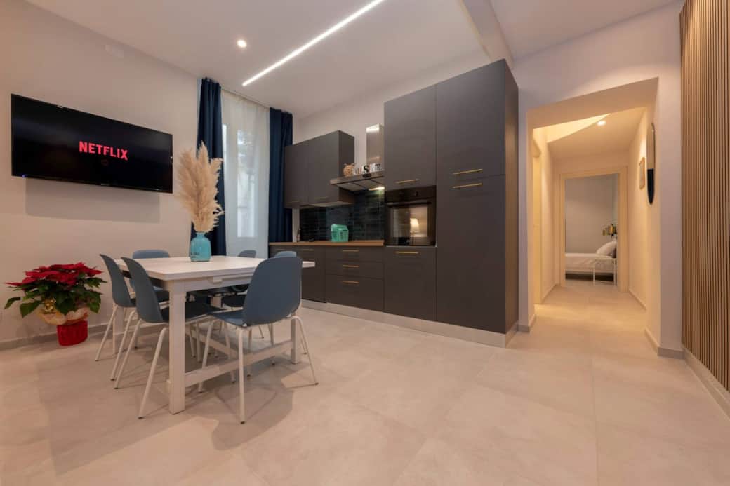 Open space per 8 persone a Civitavecchia: cucina e living ideali per gruppi vicino al porto.