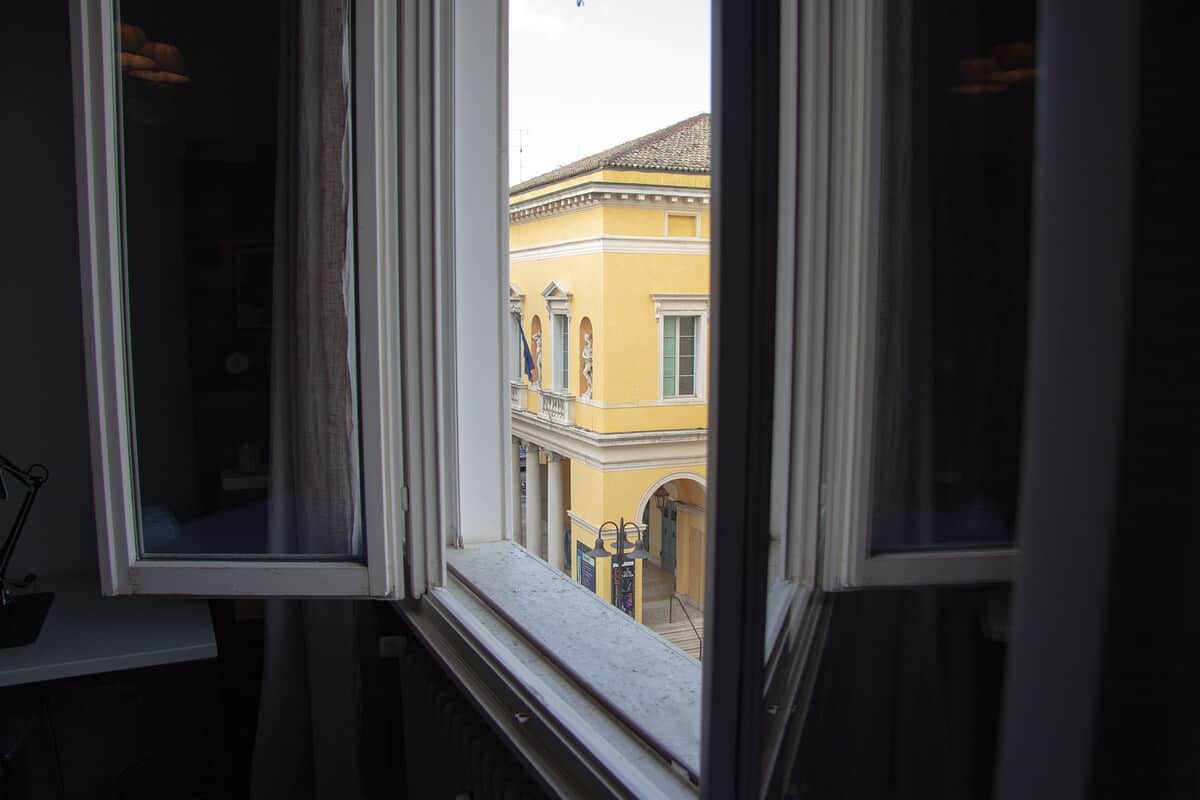 Vista del teatro dalla camera da letto.