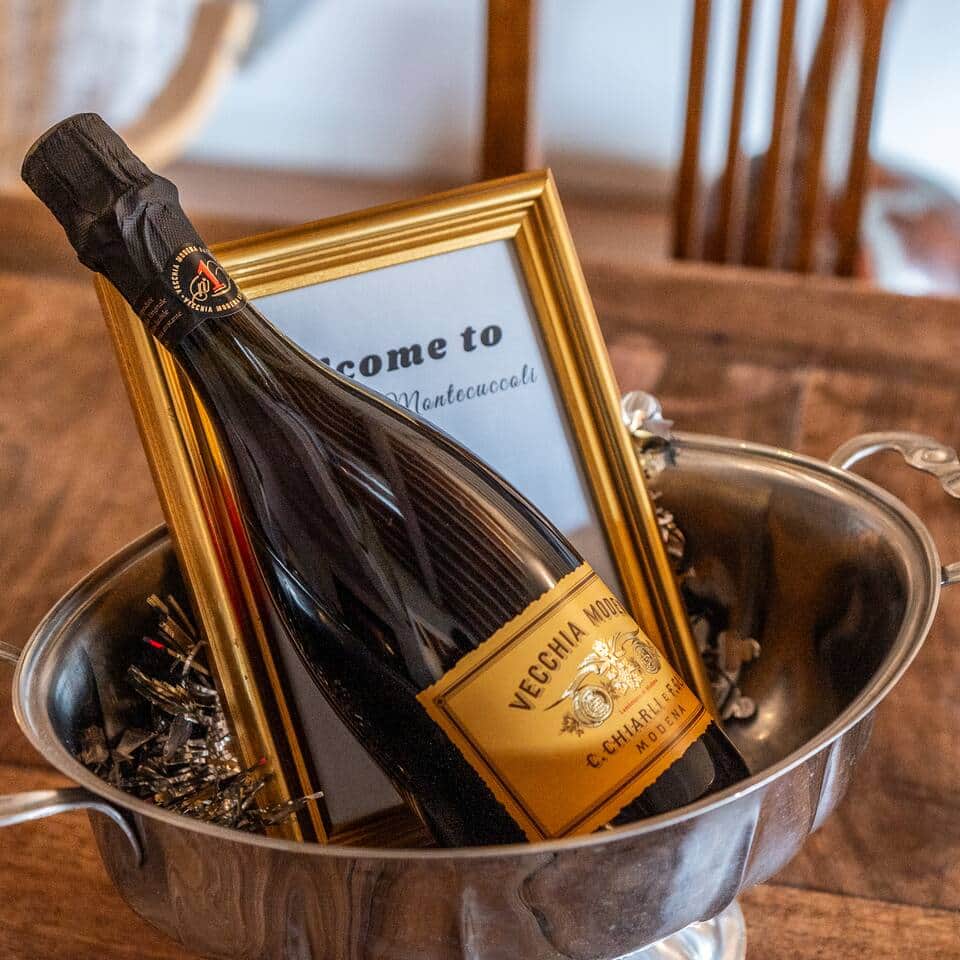 Bottiglia di vino offerta prodotta a Modena, così da farvi assaggiare i sapori della nostra cultura.