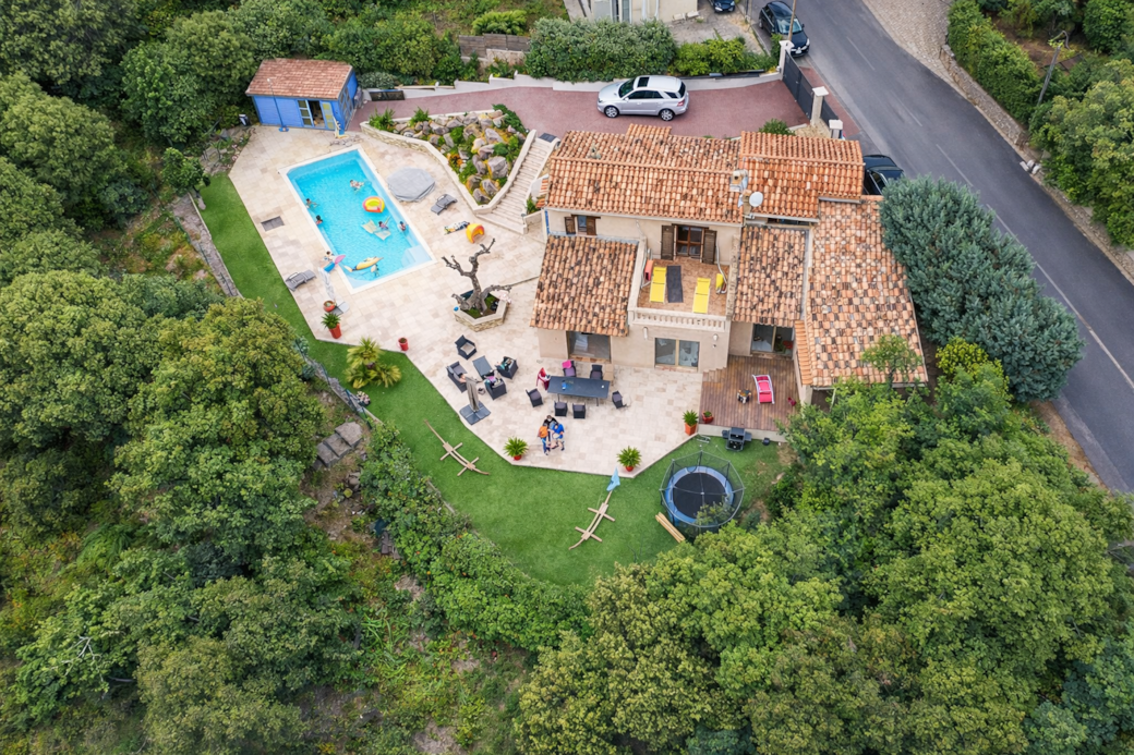 Maison méditerranéenne avec piscine et jardin