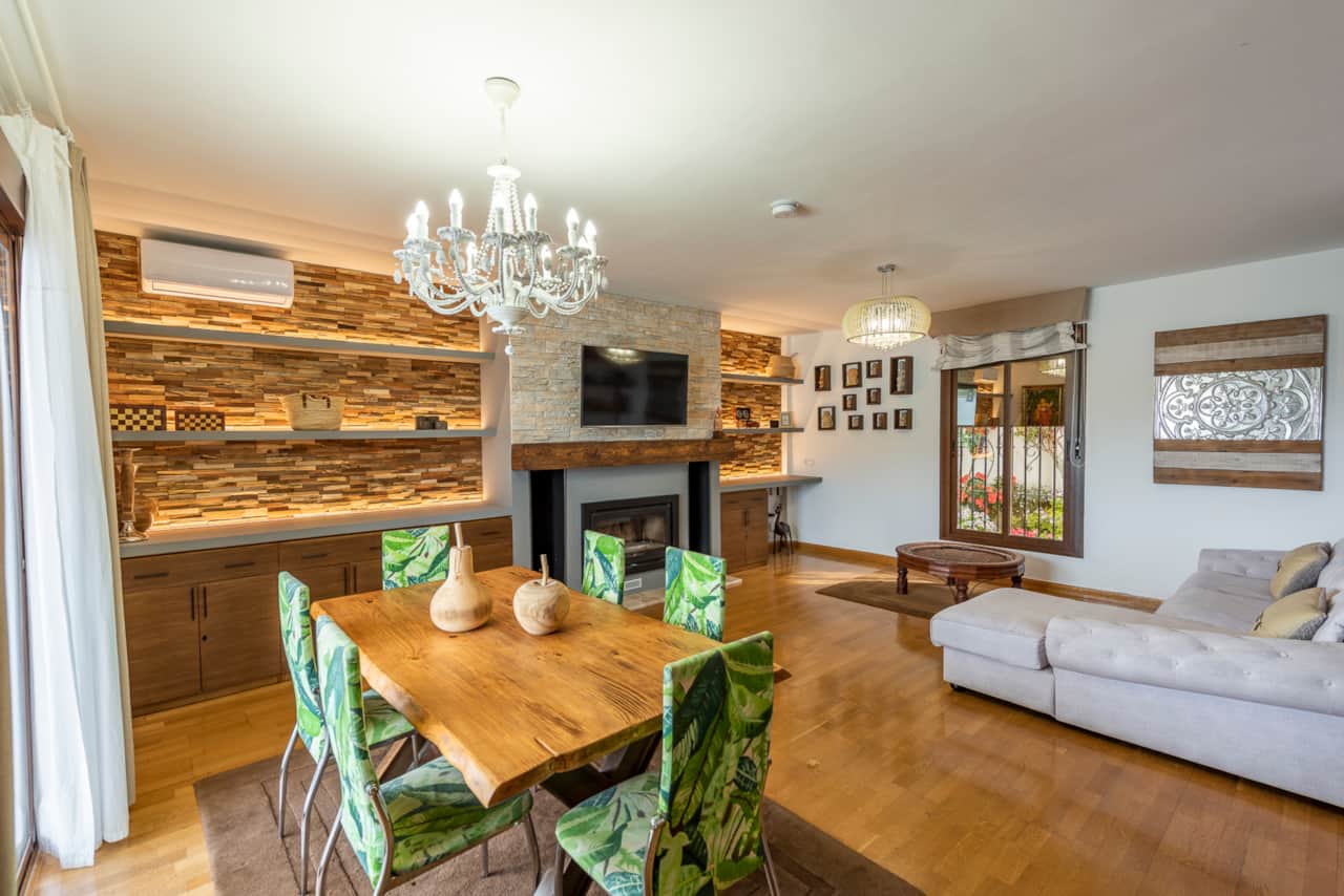 Salón con chimenea, smart TV y Aire acondicionado