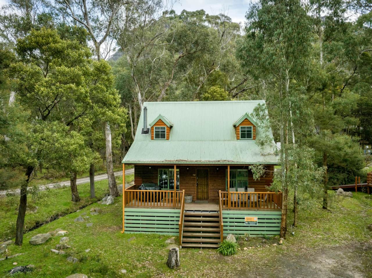 Pinnacle Retreat: Two-story cottage for an elevated getaway experience.