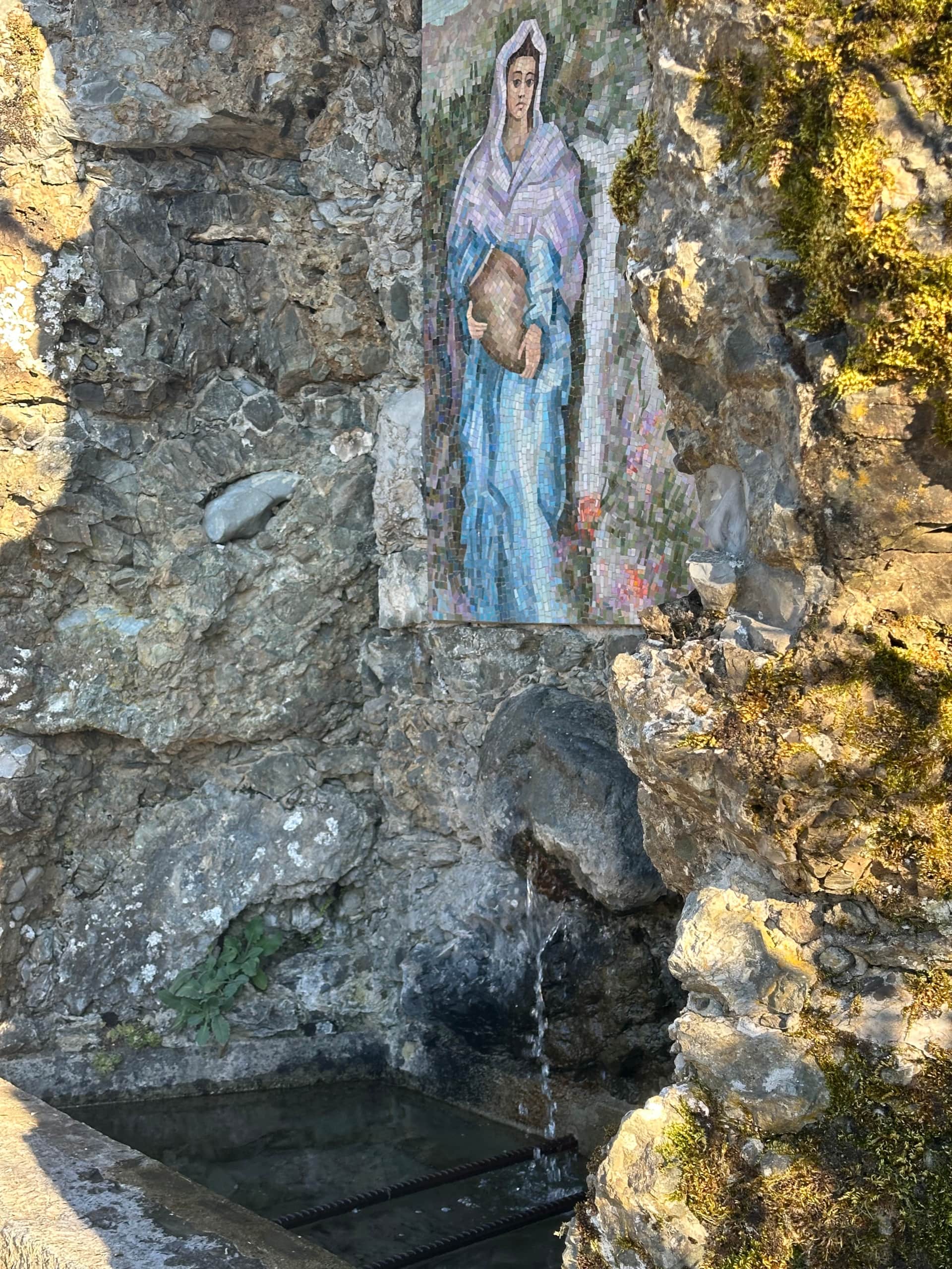 Fontana sulla strada del bosco delle FAte
