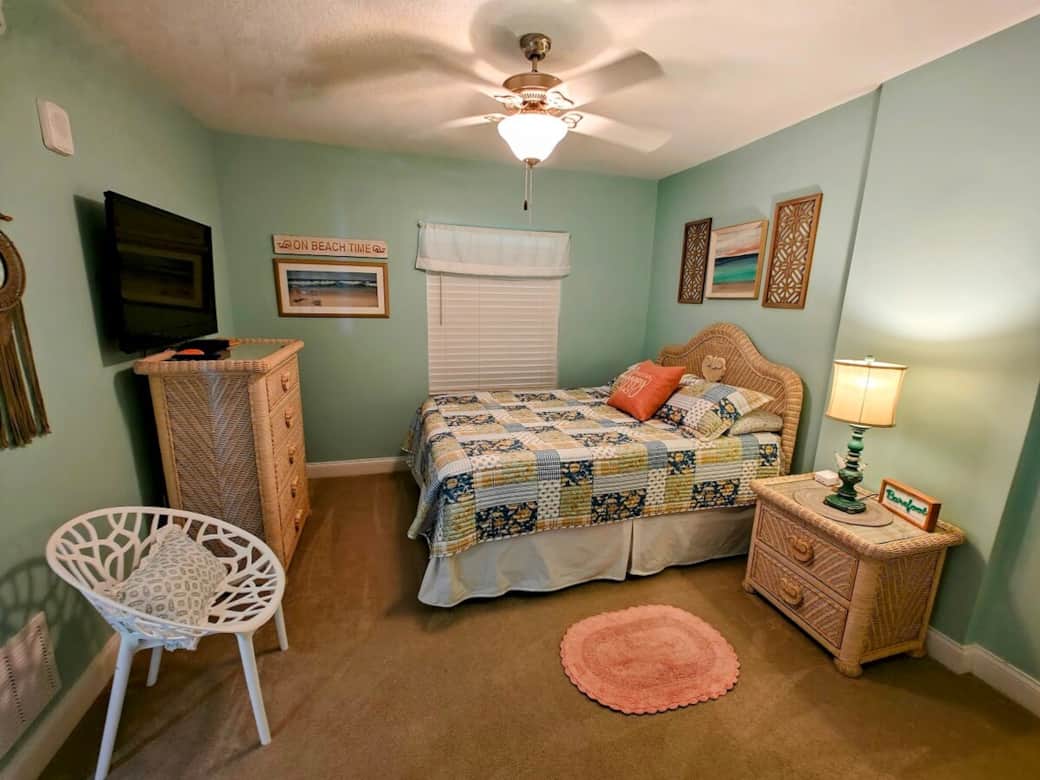 Queen bedroom attached to main bathroom