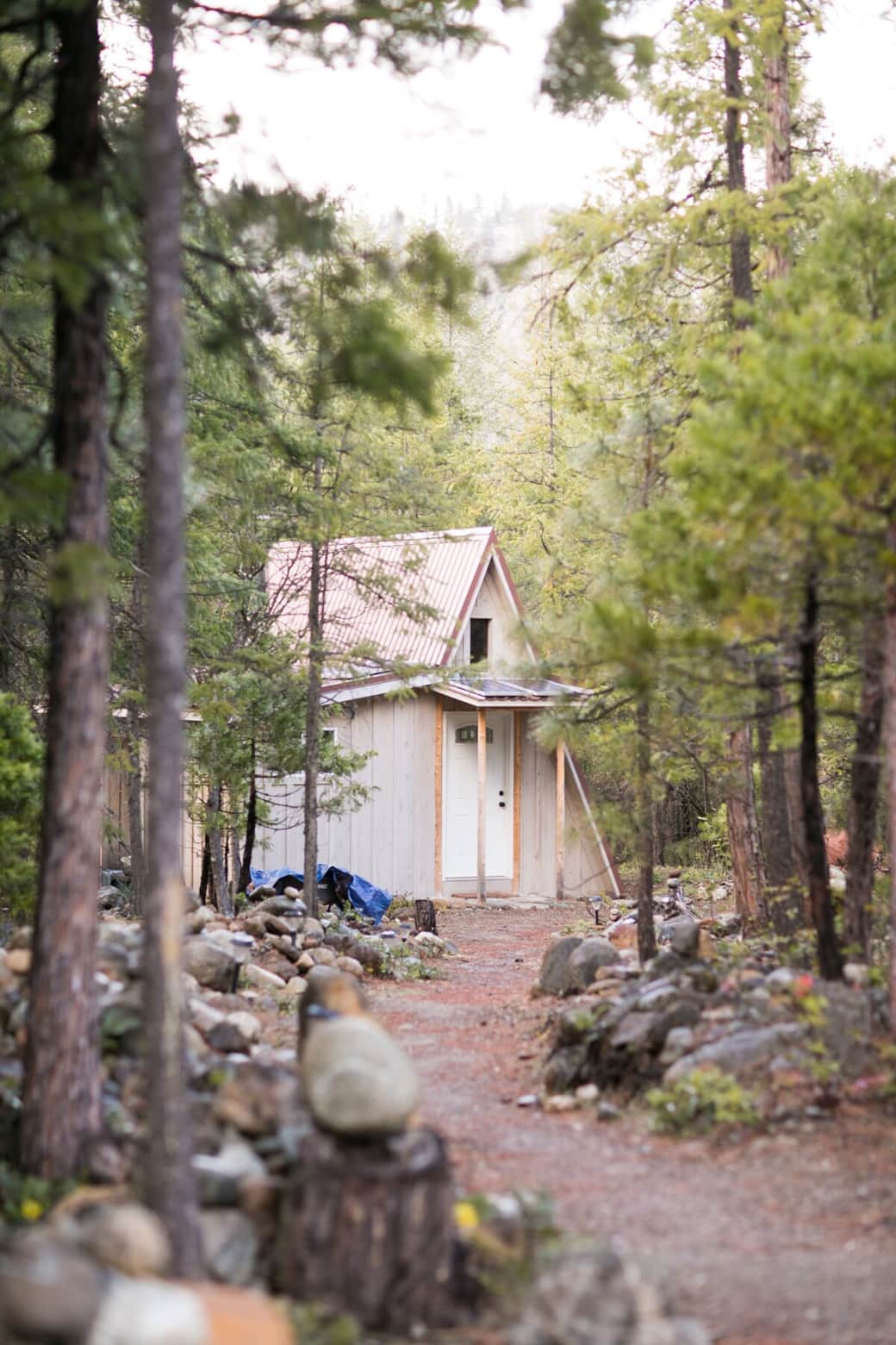 Beautiful mini A-frame right next to a flowing creek. Be lulled to sleep at night to the music of the water. 