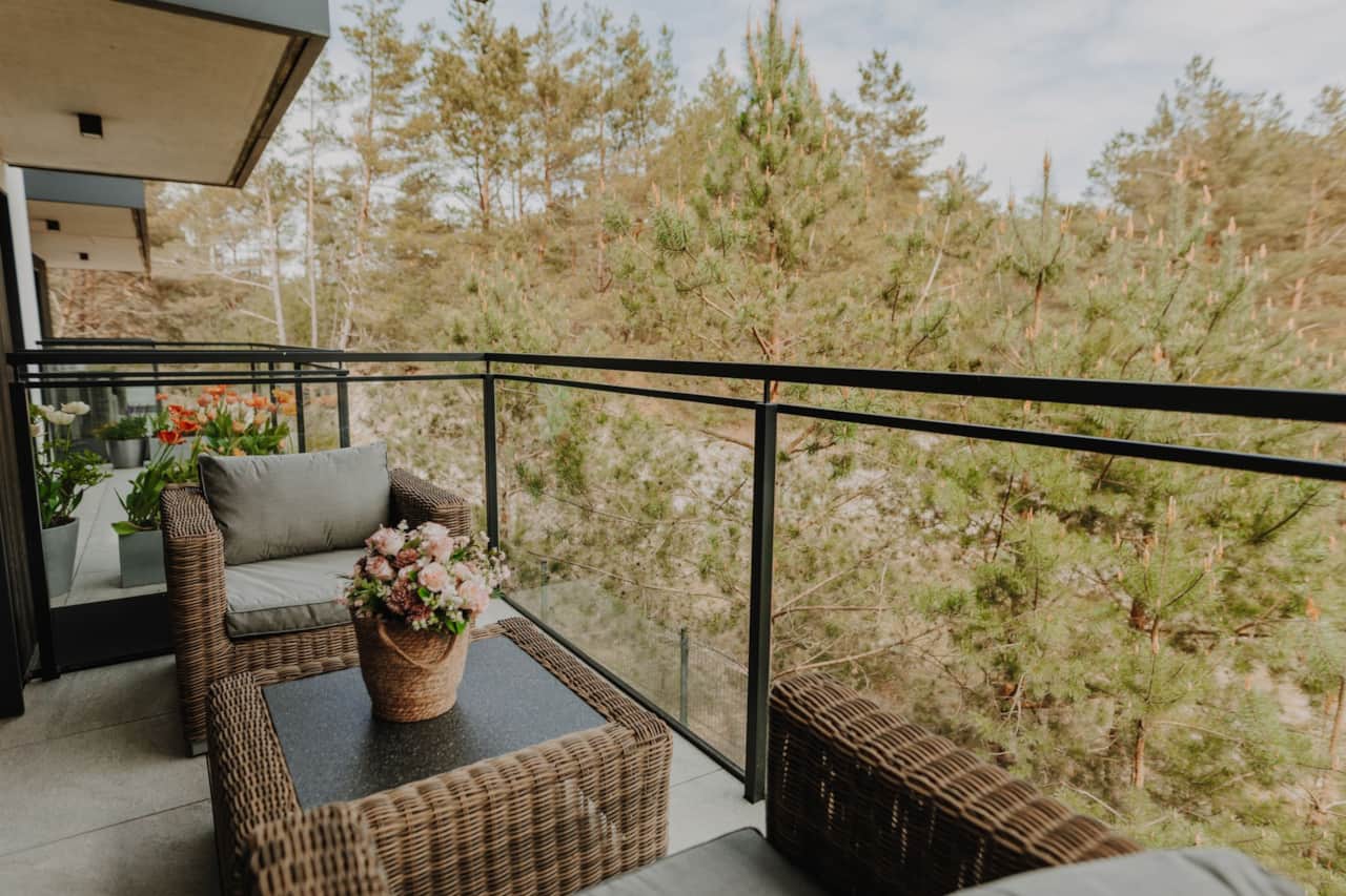 Balkon z widokiem na las