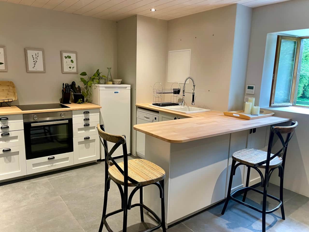 Fully equipped kitchen.
