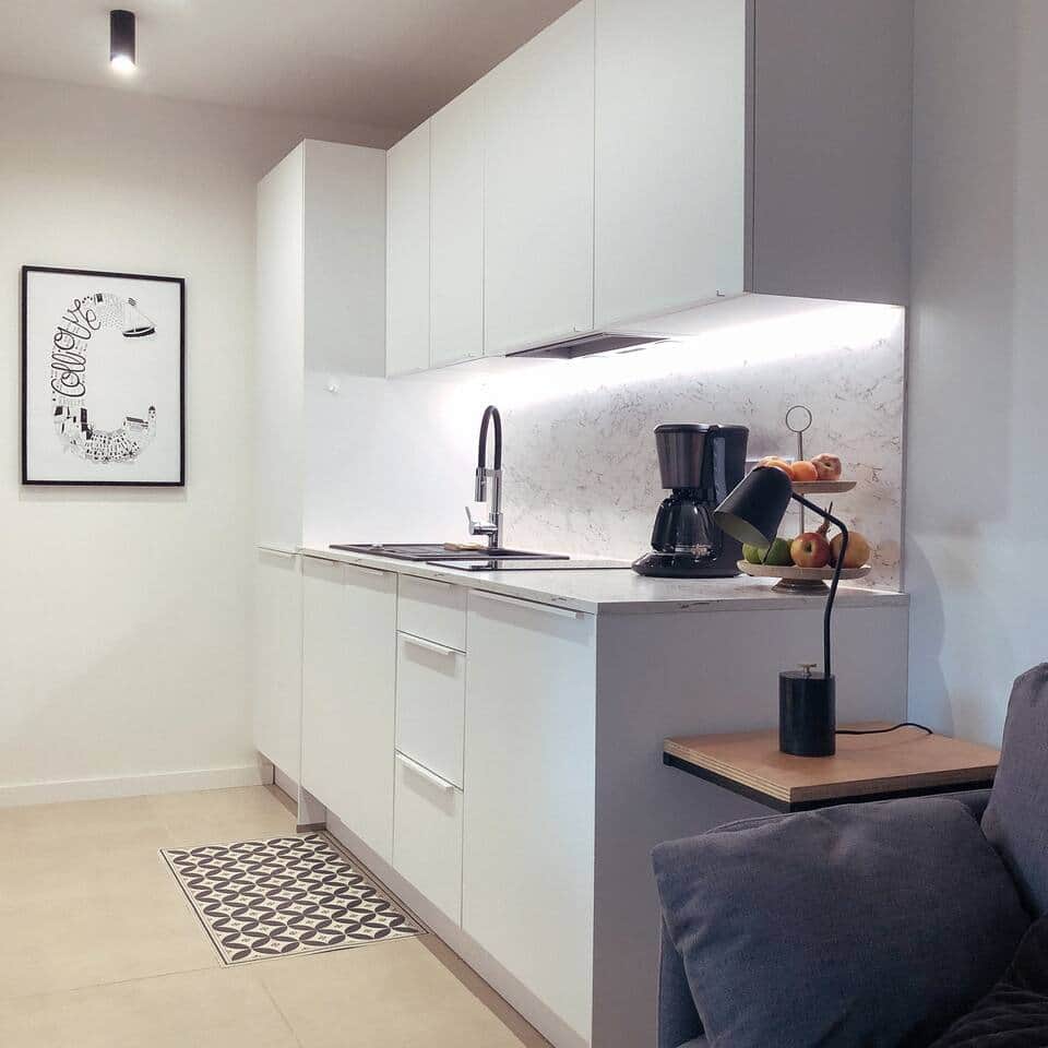  Cuisine moderne et fonctionnelle, équipée pour vos repas sur place. Coin café, plan de travail éclairé et déco soignée. À 10 min à pied de la mer, du port, du centre historique et à proximité de la gare ️☕