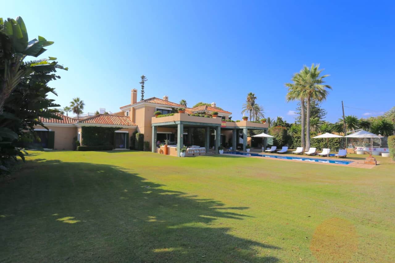 LAS RANAS Casasola Beachfront Golf Premium Holiday House Estepona Málaga HOMINGBOOK