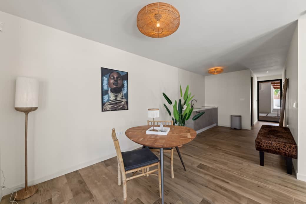 Eetruimte met zicht op keuken & ingang appartement