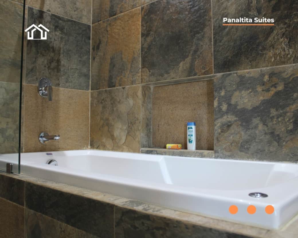 Tina de hidromasajes tipo Jacuzzi. Tina de hidromasajes tipo Jacuzzi.