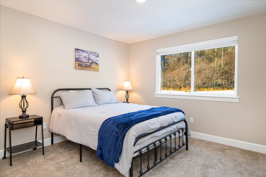 bedroom with queen