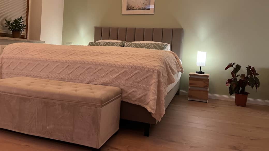 Boxspringbett und Sitzbank