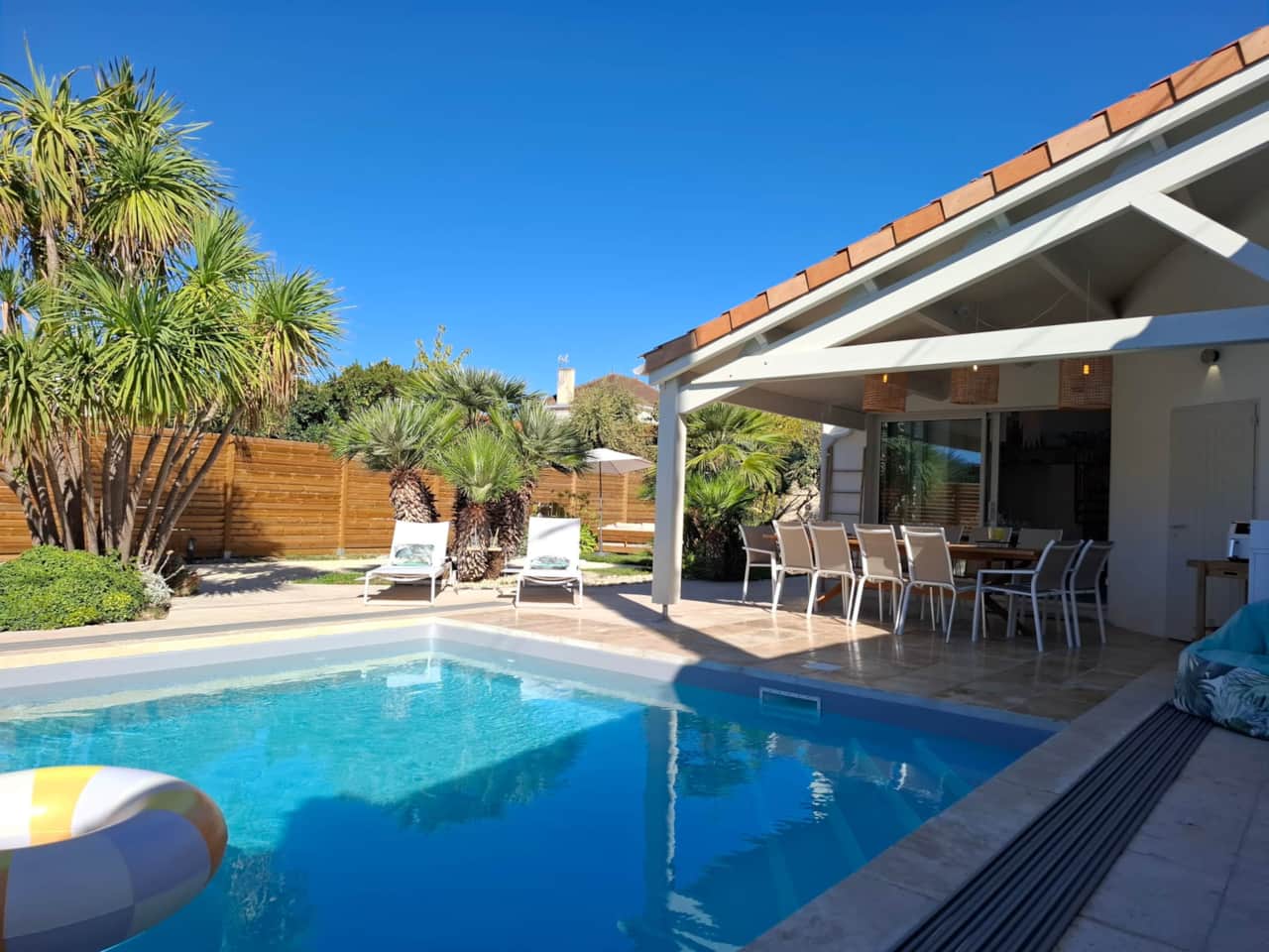 E Piscine et terrasse couverte ambiance vacances premium.jpg