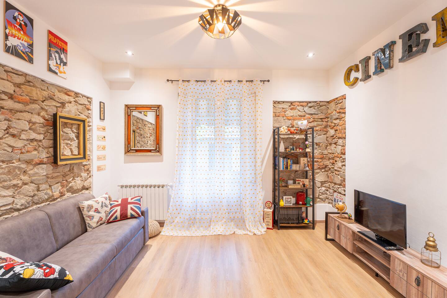 Salotto con divano letto matrimoniale e TV LED HD