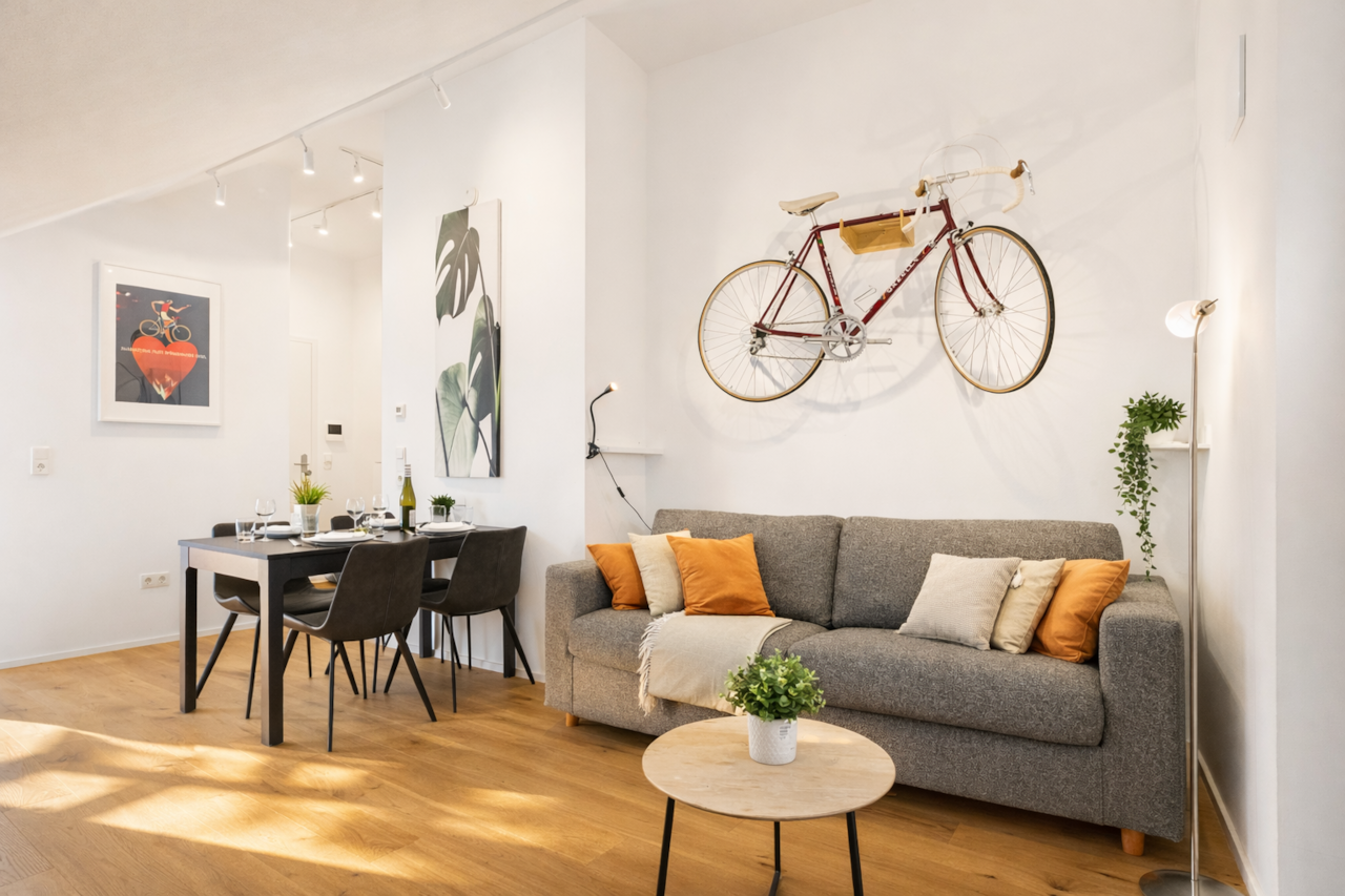 Stilvoll eingerichteter Wohn- und Essbereich mit gemütlicher Sofaecke, modernem Esstisch
