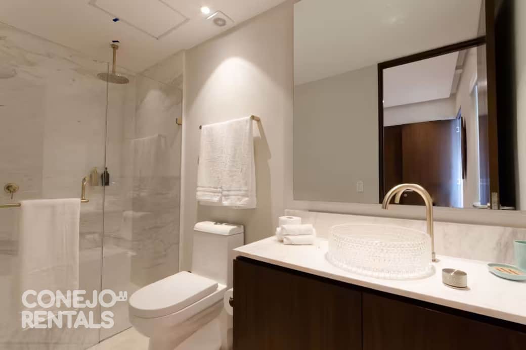 Baño completo en habitación moderna. Sutileza y confort en Bolongo, Punta de Mita