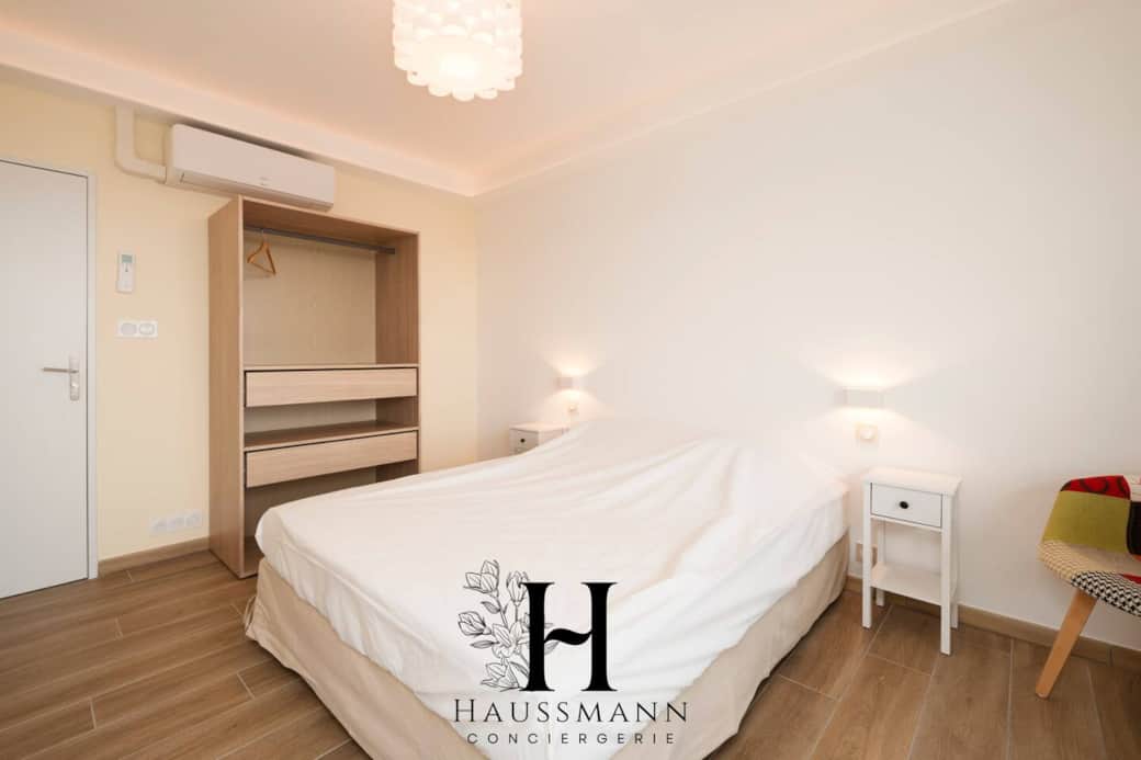 Chambre moderne et climatisée avec lit douillet, rangements pratiques et accès au balcon panoramique, idéale pour un séjour agréable et relaxant. Chambre moderne et climatisée avec lit douillet, rangements pratiques et accès au balcon panoramique, idéale pour un séjour agréable et relaxant.