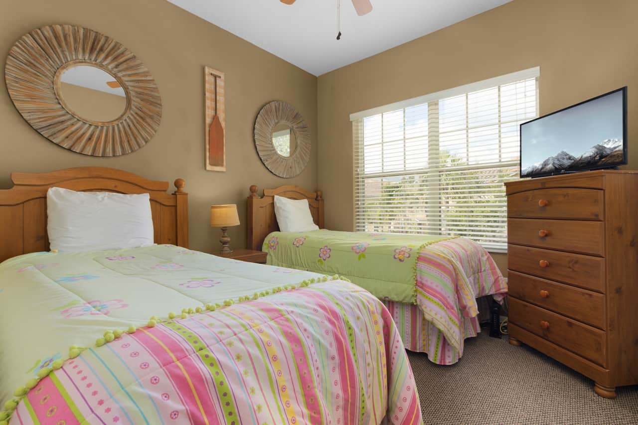 Twin bedroom - Disney Trail