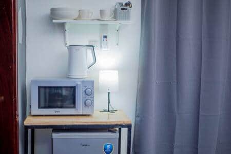 Coin cuisine avec micro-onde, frigo et bouilloire Coin cuisine avec micro-onde, frigo et bouilloire