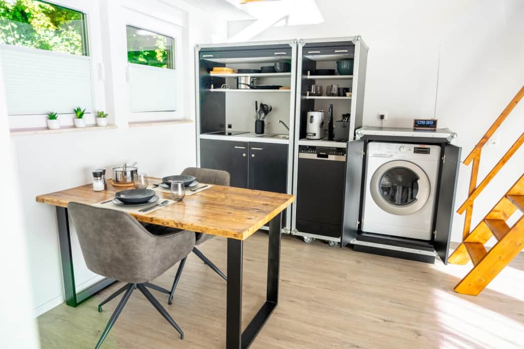 Küche mit allem was du brauchst. Toaster, Geschirr, Gläser, Kaffeemaschine (Coffee B), Herdplatten, Spühlmaschine und Waschmaschine.