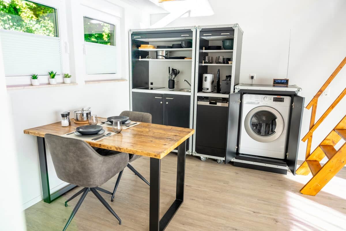 Küche mit allem was du brauchst. Toaster, Geschirr, Gläser, Kaffeemaschine (Coffee B), Herdplatten, Spühlmaschine und Waschmaschine.