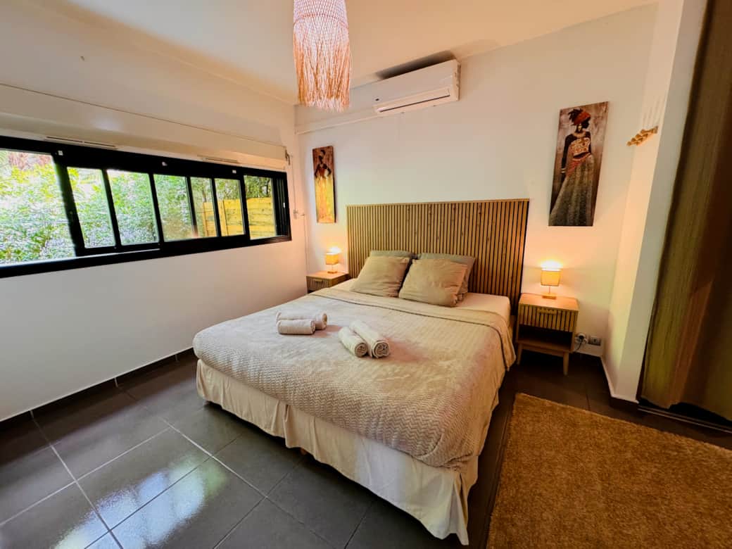 Grande chambre climatisée avec lit 180×200 et placard pour un confort optimal