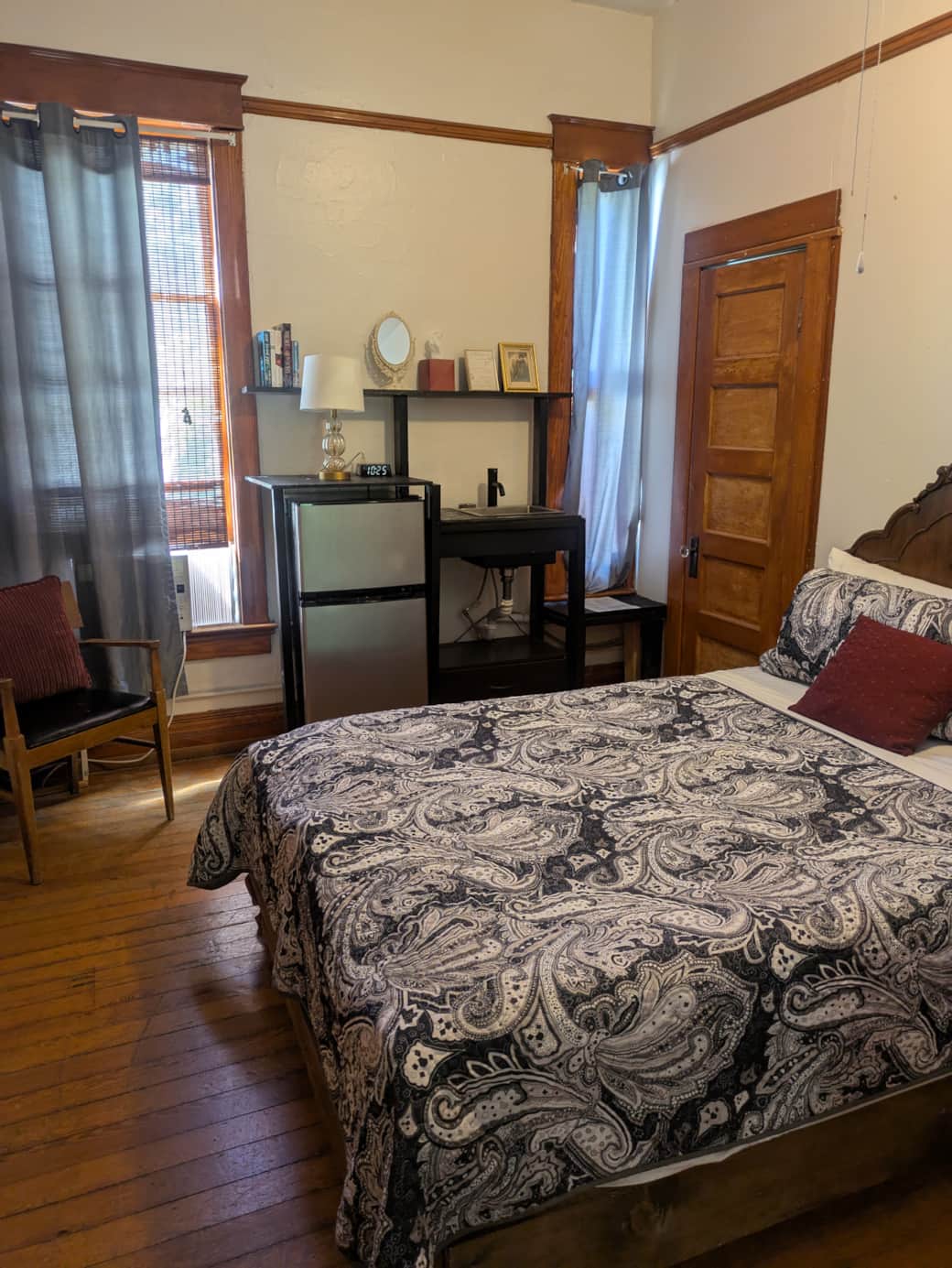 Oliver House Room 6 Full Bed