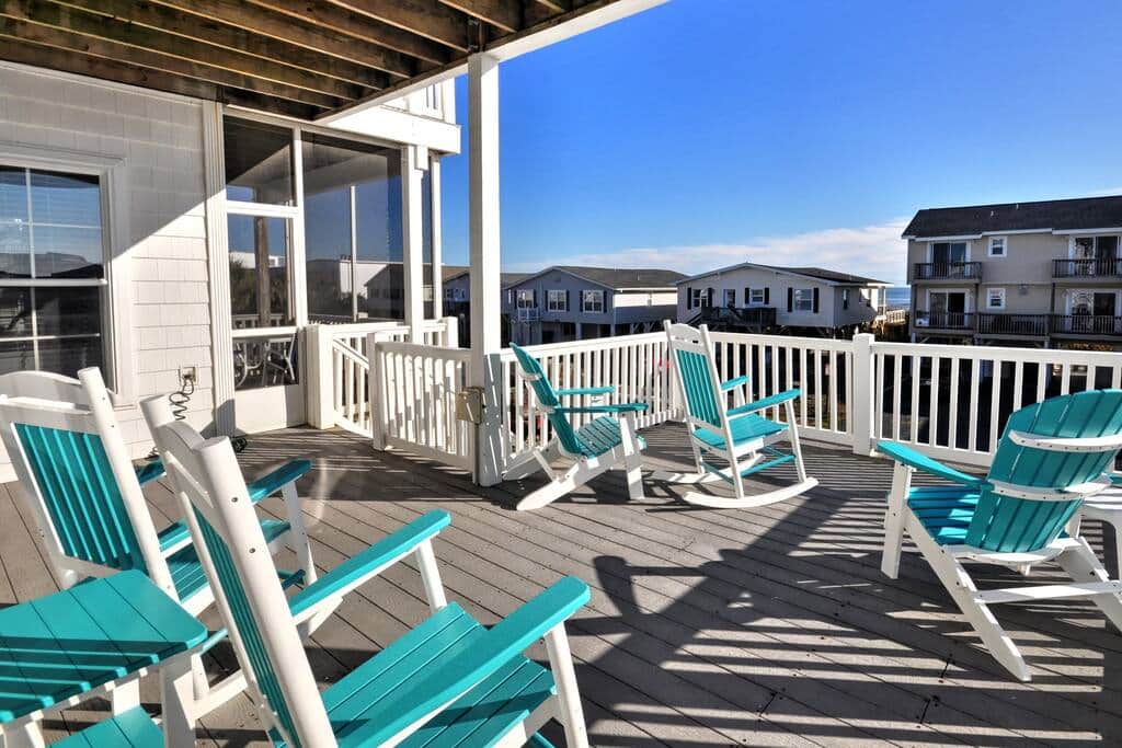 Main level deck that leads to the front door. 