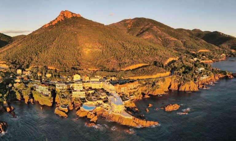 vue d'ensemble de la résidence et du mont Aurèle dans l'Estérel
