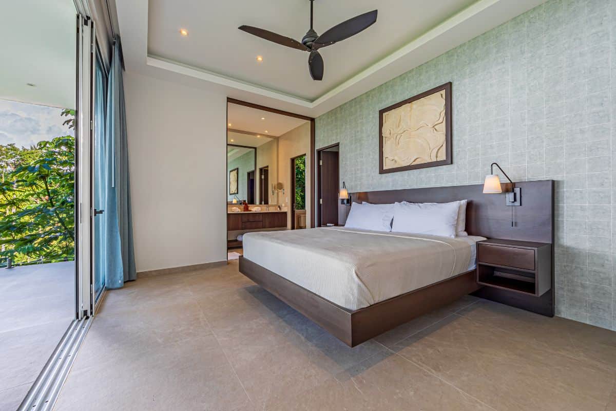 Bedroom with ensuite bathroom, walk-in closet and terrace at Villa Sueño.