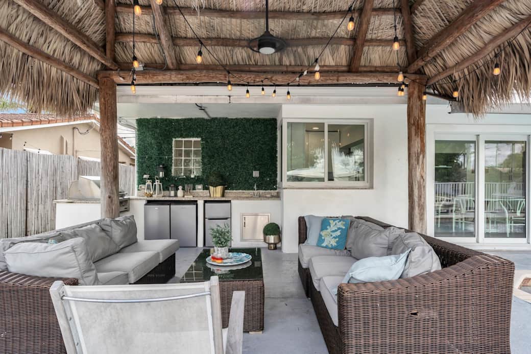 Tikihut and outdoor kitchen Tikihut and outdoor kitchen