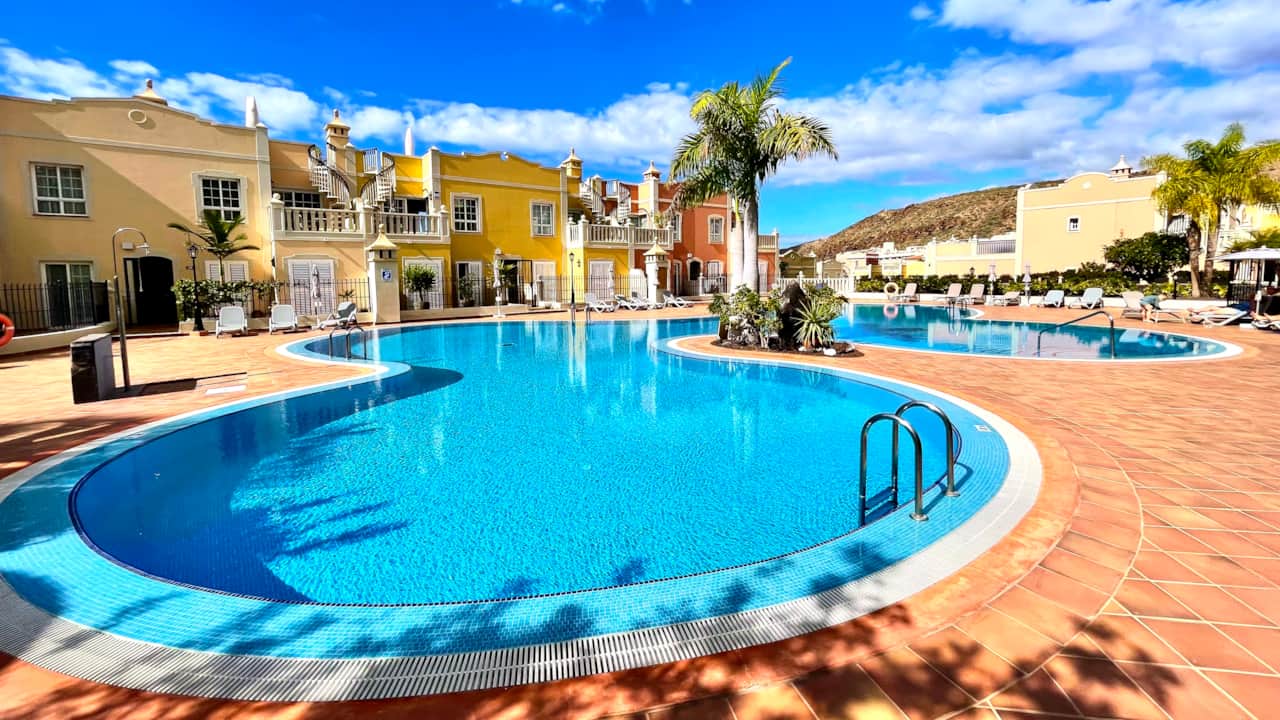 Las mariposas pool 16x9