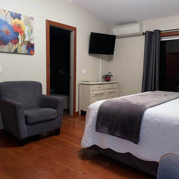 Room 1 (Accommodate up to 2 guests sharing a king-size bed) Room 1 (Accommodate up to 2 guests sharing a king-size bed)