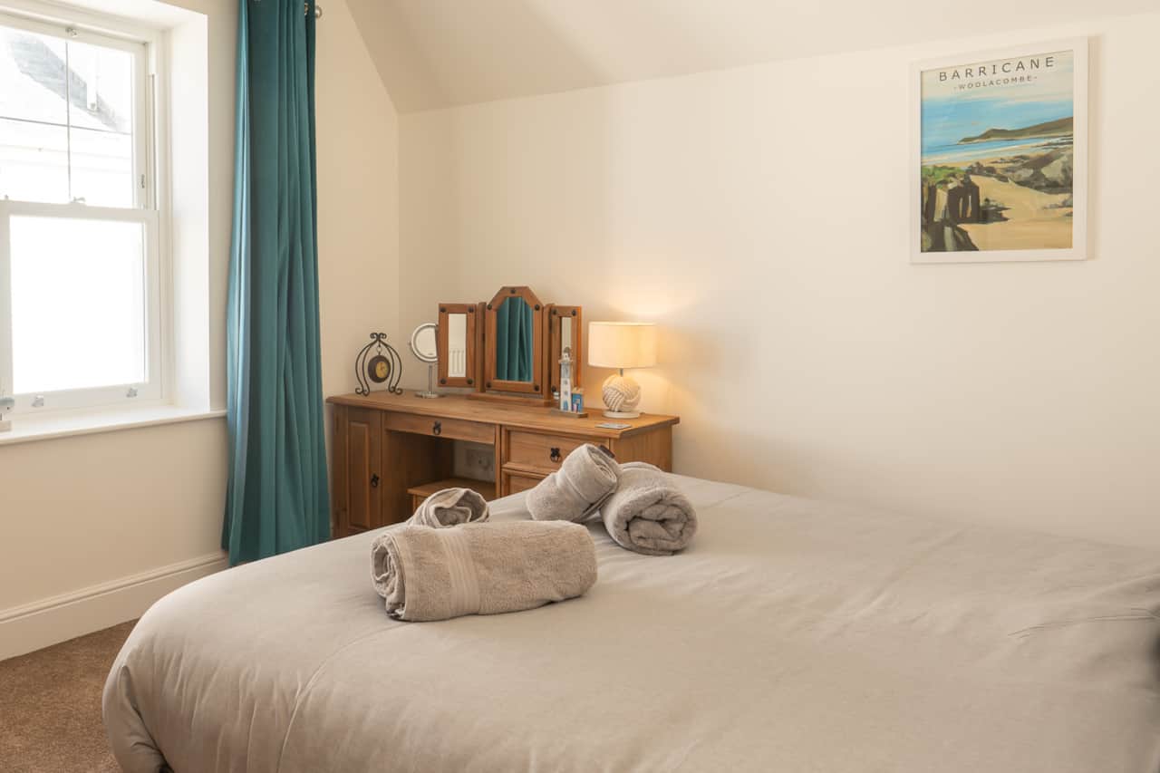 Second bedroom with dressing table