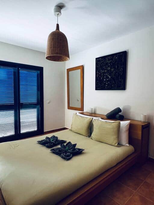 dormitorio en planta alta con baño en suite y terraza