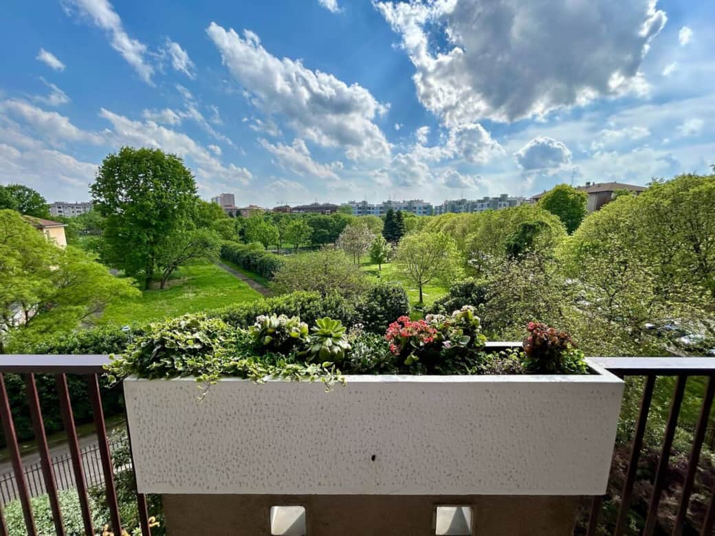 Immagina un rifugio di pace al quarto piano (con ascensore) in un contesto signorile immerso nel verde.