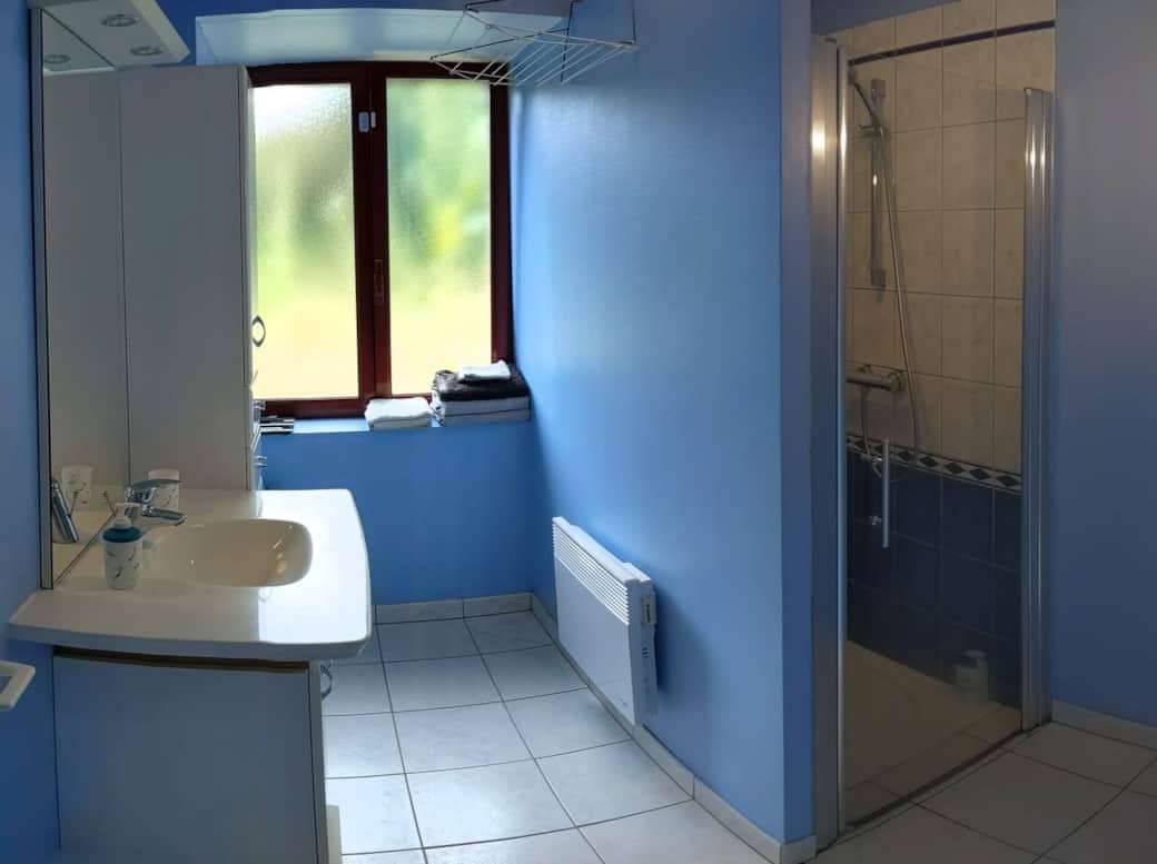 Une douche solaire rudimentaire est disponible en extérieur. Cependant, si vous désirez le confort d'une vrai salle de douche, vous pourrez accéder à une salle de douche à l'intérieur de la ferme (prévoir un supplément de 7€/pers/séjours)