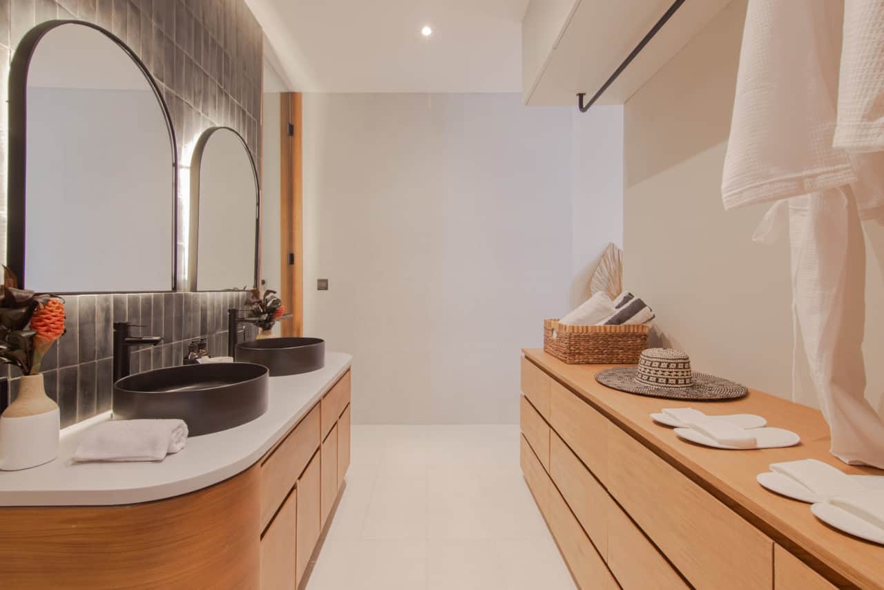 The en-suite bathroom comes with a walk-in closet and chic fixtures for added luxury feel