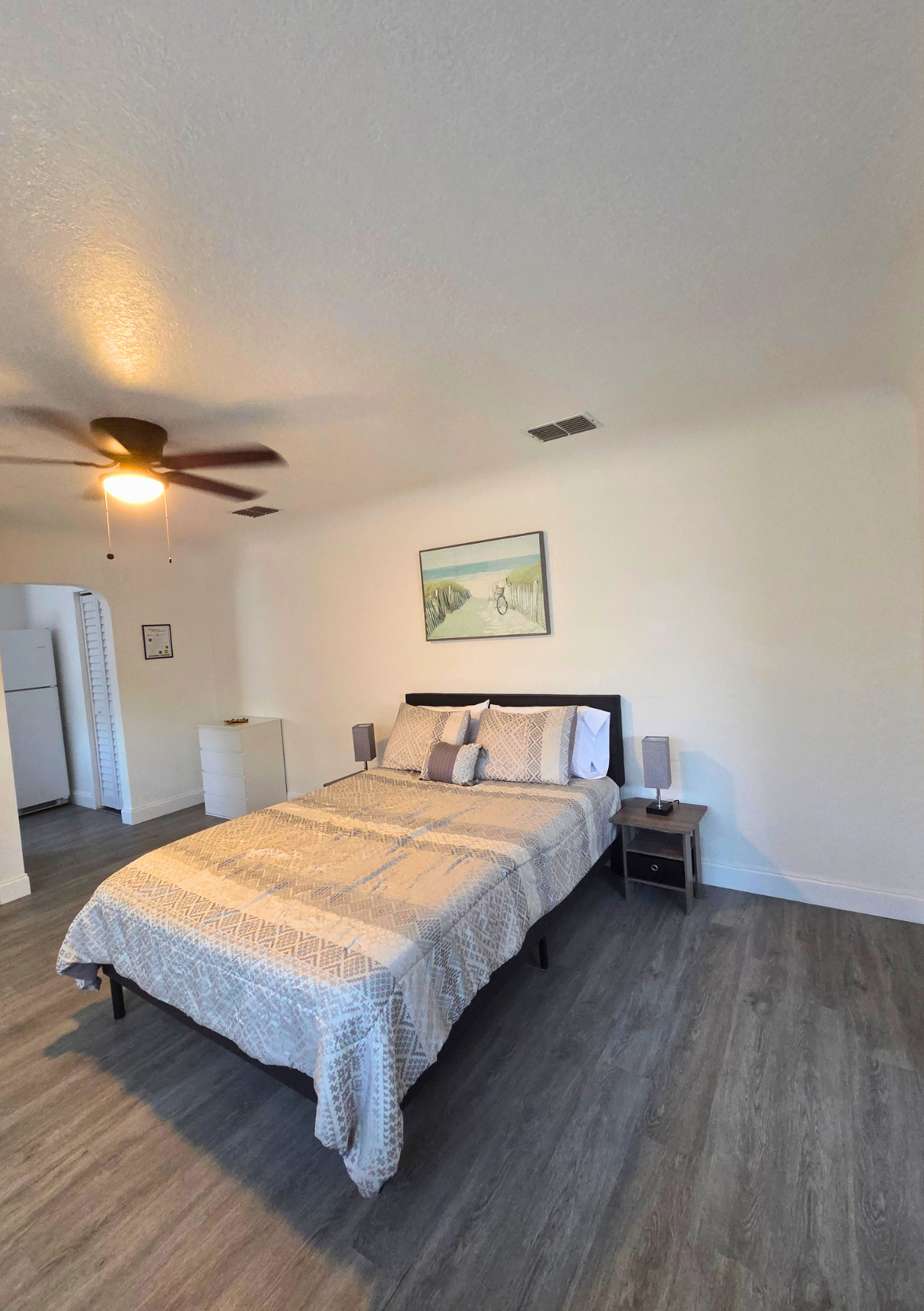 Bright studio with a fully equipped kitchen and elegant decorative lighting. Lakeland, FL