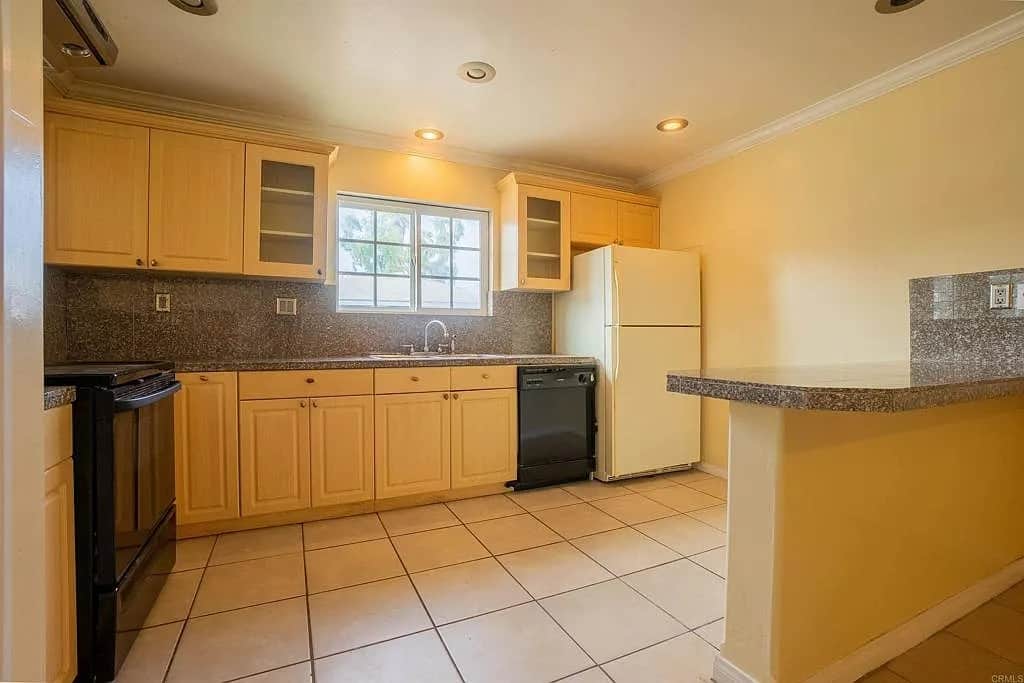 Fully Equipped Kitchen w/ Breakfast Bar