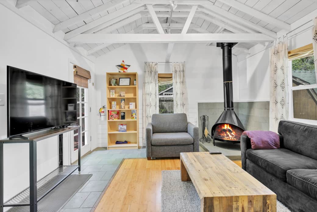 Relax in this cozy cabin, enjoy the sofa bed, natural light, and warm vibes. Relax in this cozy cabin, enjoy the sofa bed, natural light, and warm vibes.