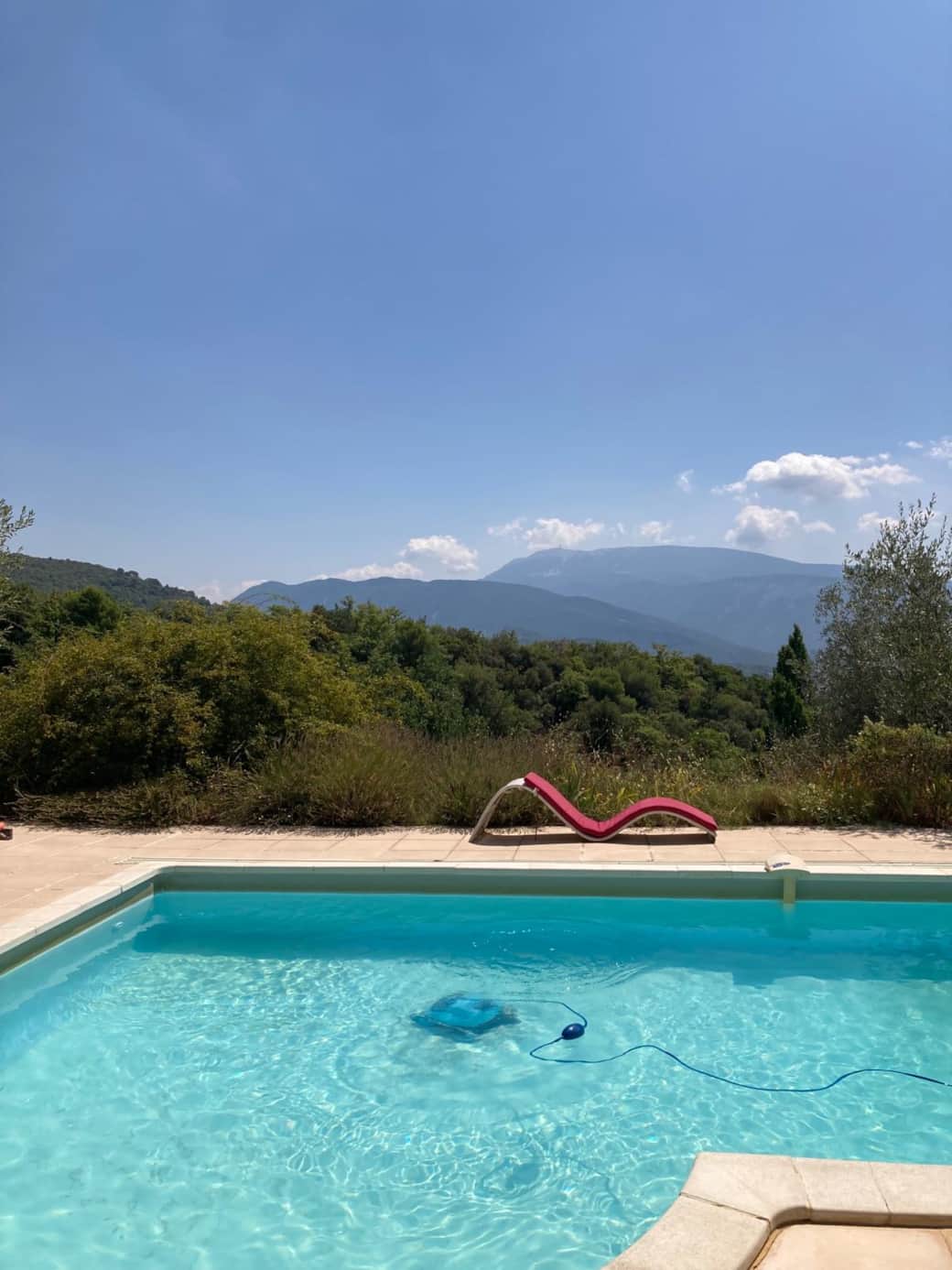 Vue imprenable sur le Mont Ventoux depuis la piscine