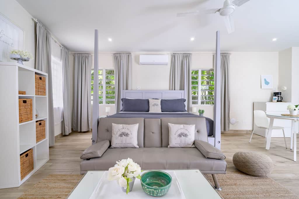 Light & Airy: Bright and welcoming.