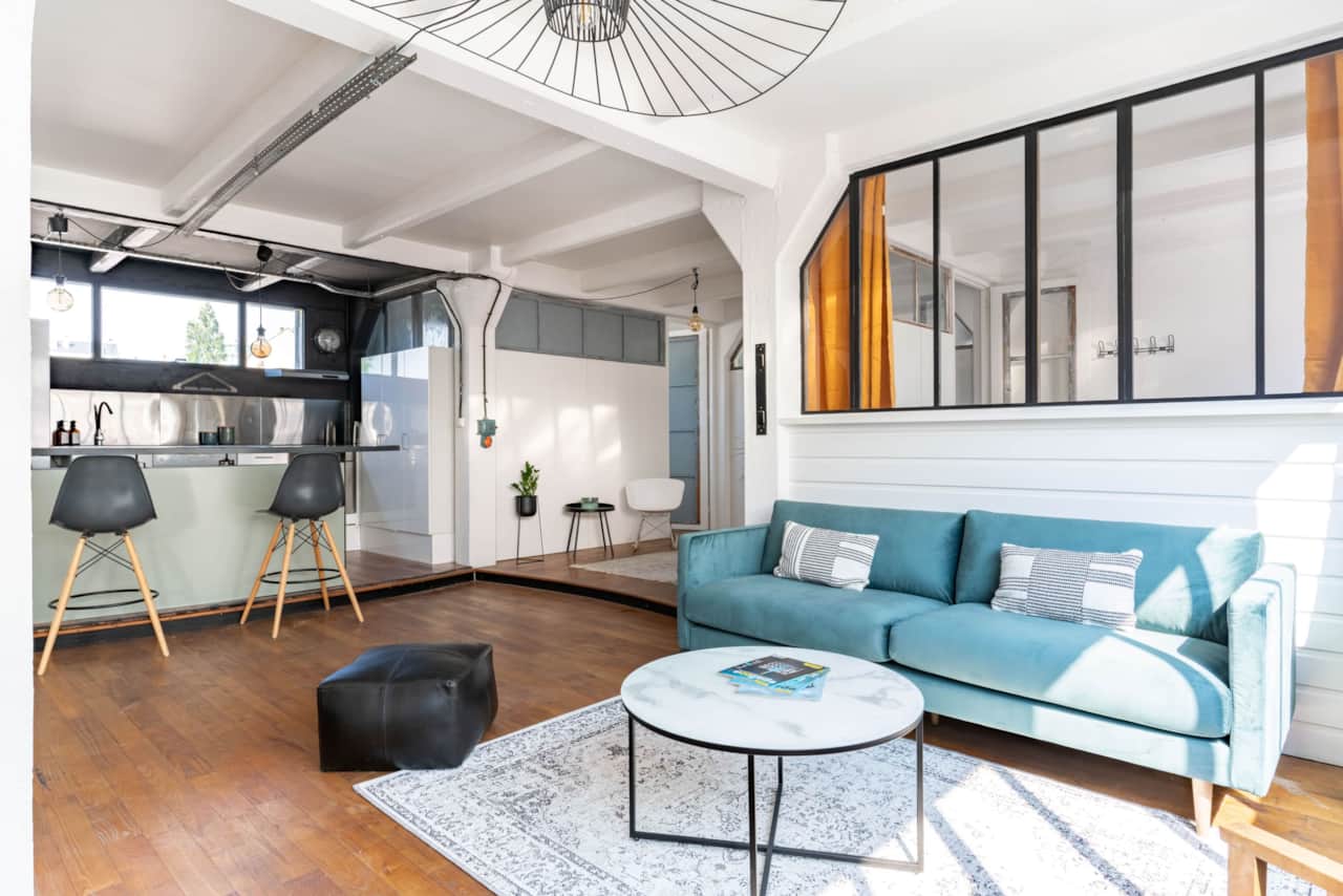 Salon et cuisine équipée