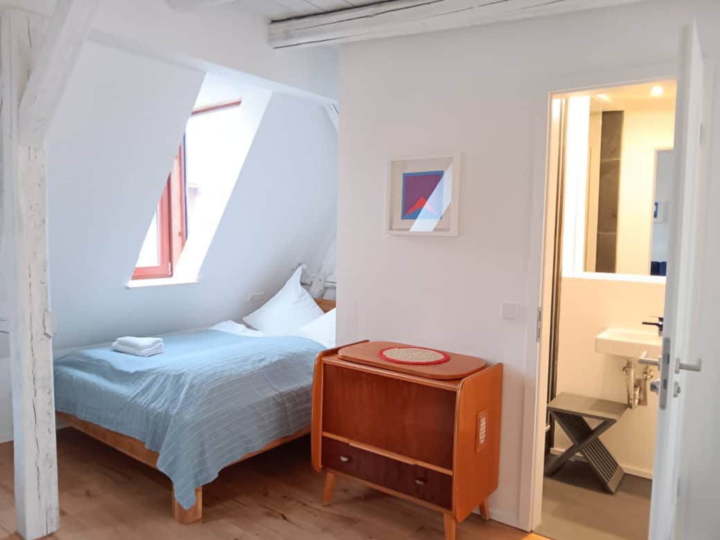 Bett, Fernsehmöbel, Bad_breit
