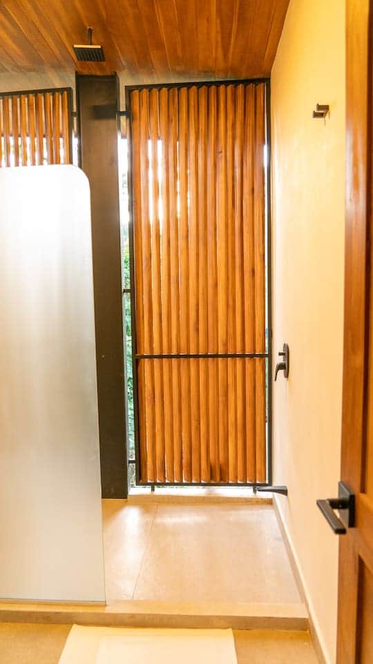 Baño en suite con vista a la selva. Aguita caliente
