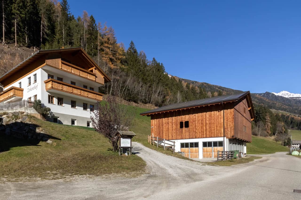Außenansicht der Ferienwohnung am Zehenthof mit umliegenden Bergen im Ahrntal