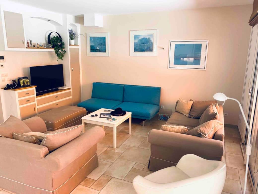 Salon.
Living room